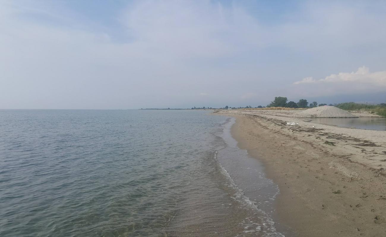 Photo de Olympiaki Akti beach II avec sable gris de surface