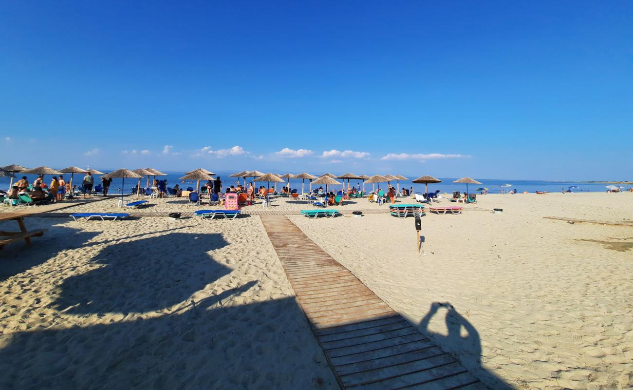 Photo de Pydna beach avec sable lumineux de surface