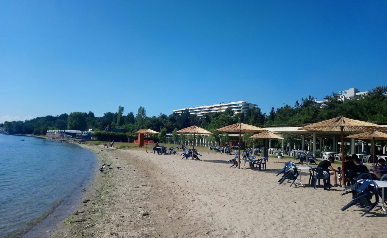 Photo de Aretsou beach avec sable brun de surface