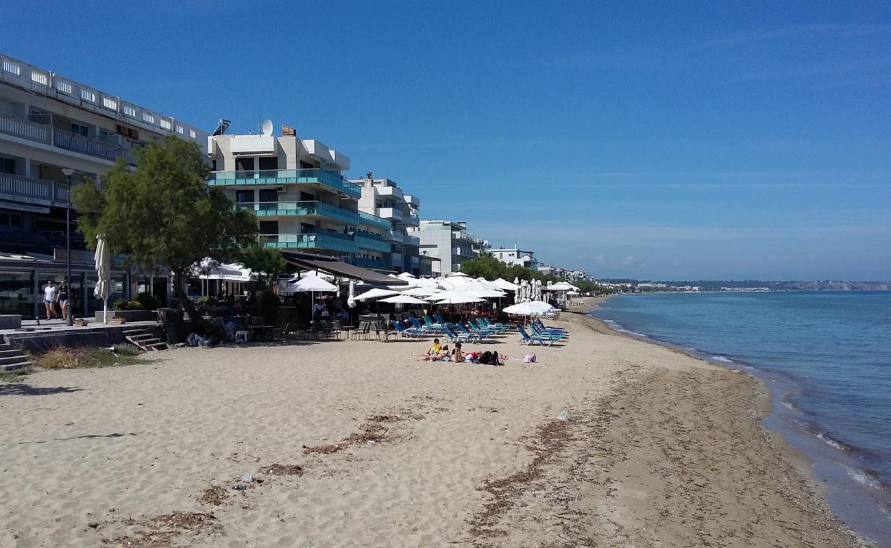 Photo de Mikra beach II avec sable lumineux de surface