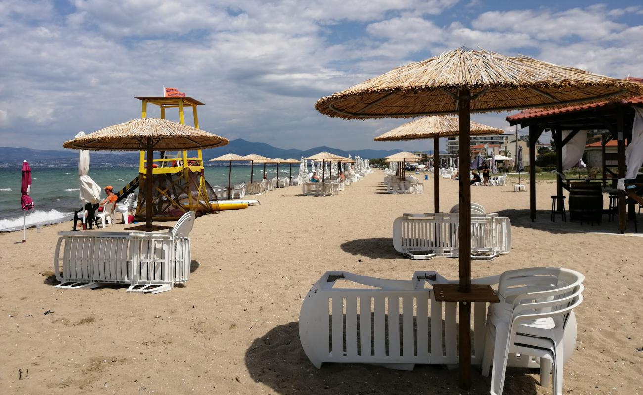 Photo de Neoi Epivates beach avec sable brun de surface