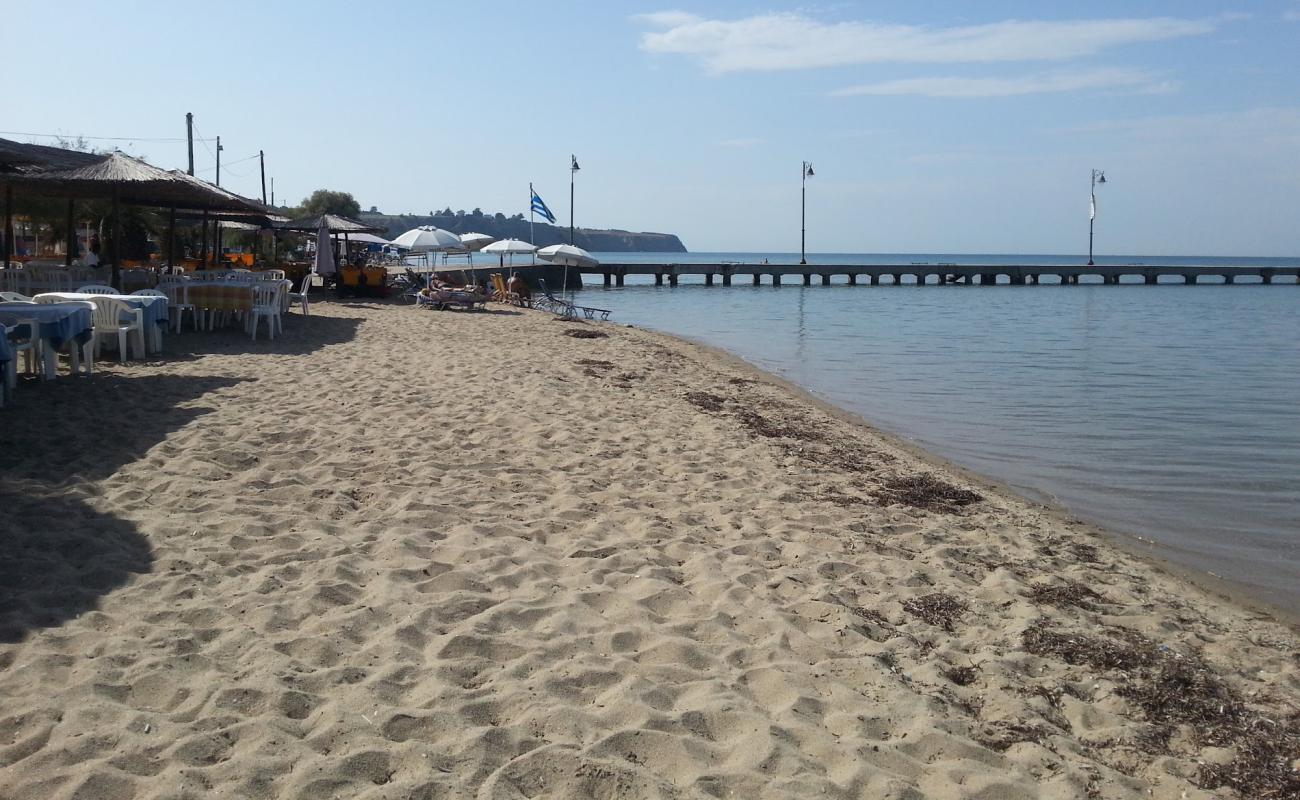 Photo de Agia Triada beach II avec sable lumineux de surface