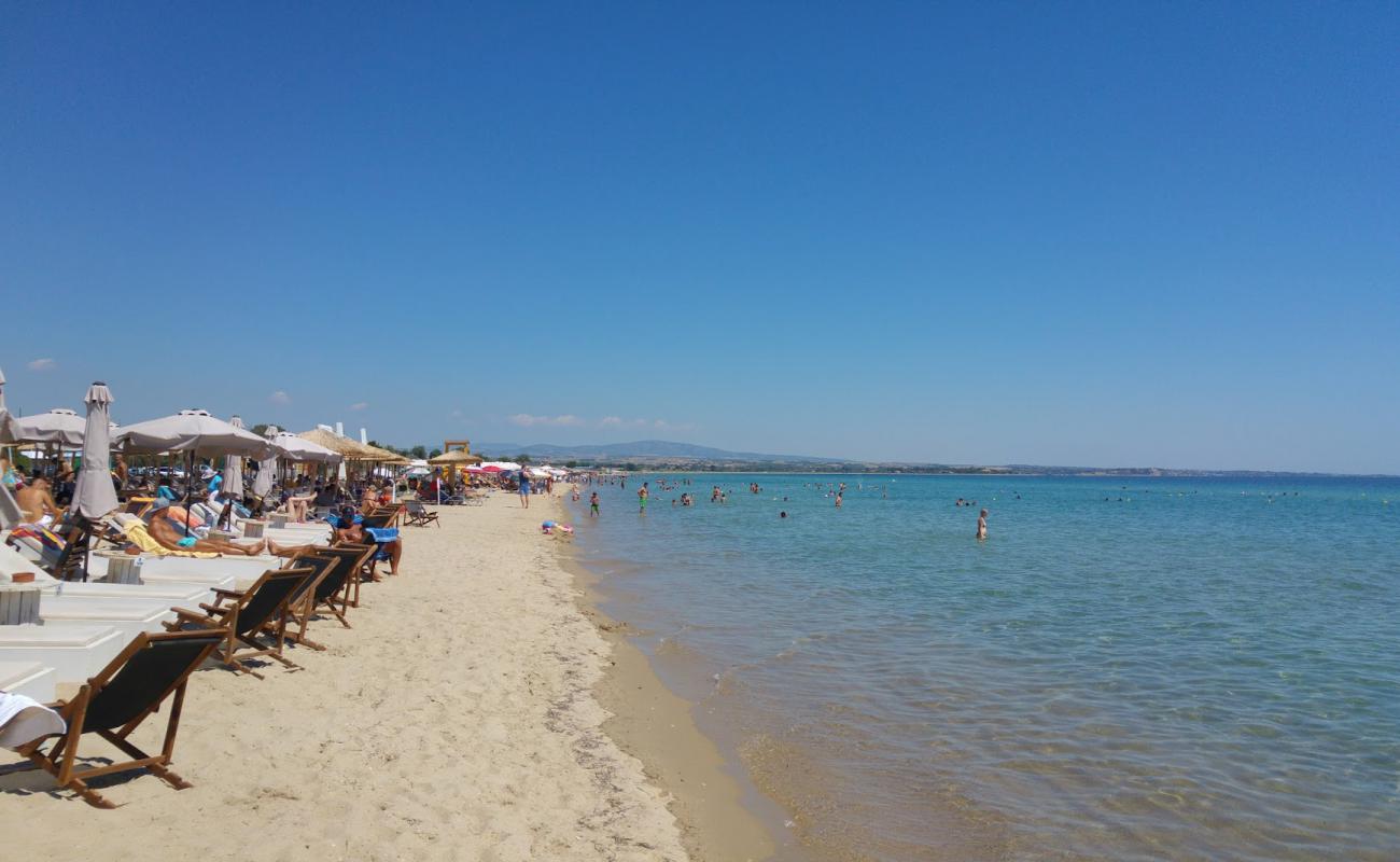 Photo de Plage de la rivière Epanomis avec sable beige fin de surface