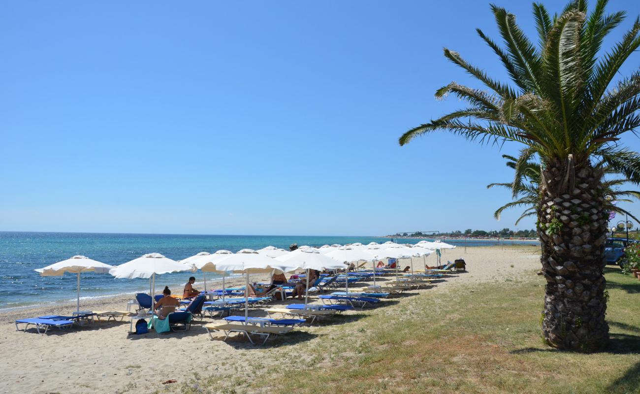 Photo de Aigeas beach avec sable beige & galets de surface