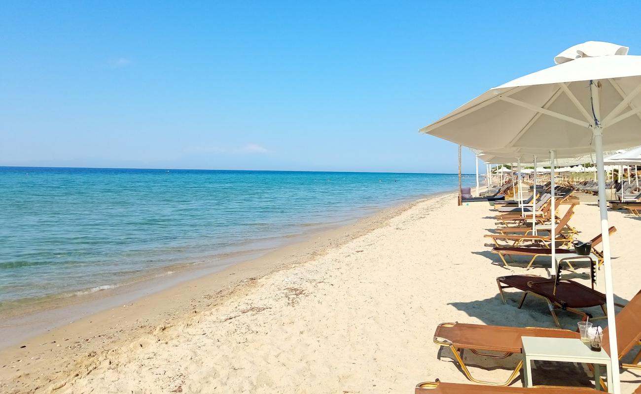 Photo de Flogita beach avec sable lumineux de surface