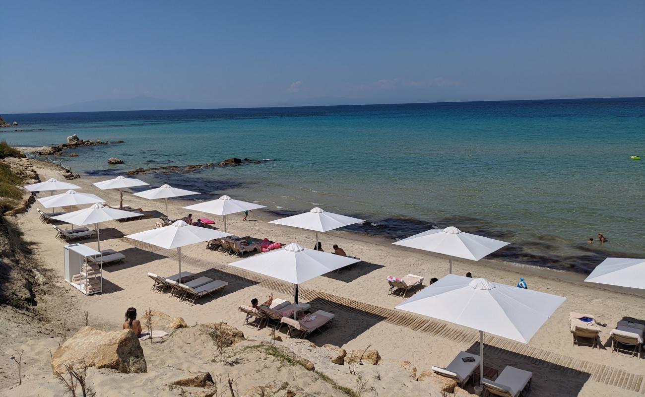 Photo de Sani plage avec sable fin blanc de surface