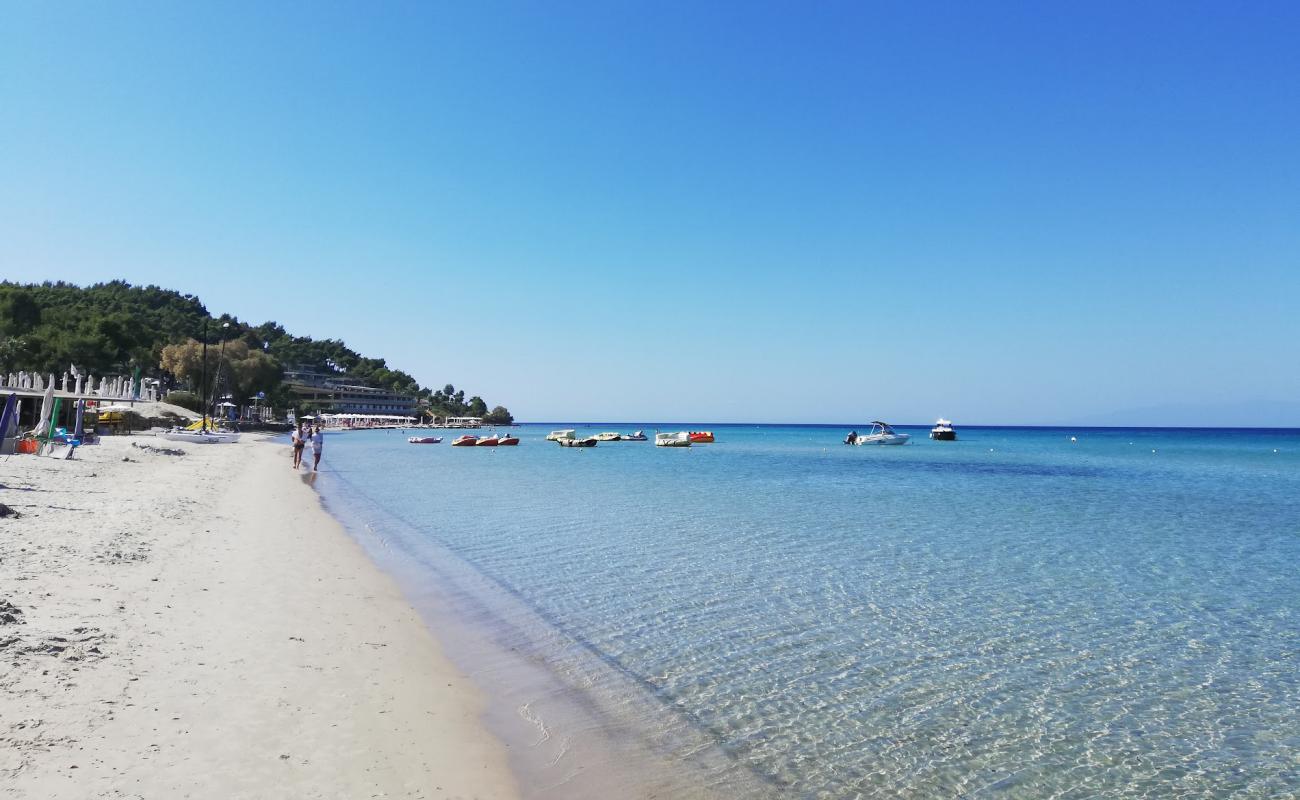 Photo de Sani plage III avec sable fin blanc de surface