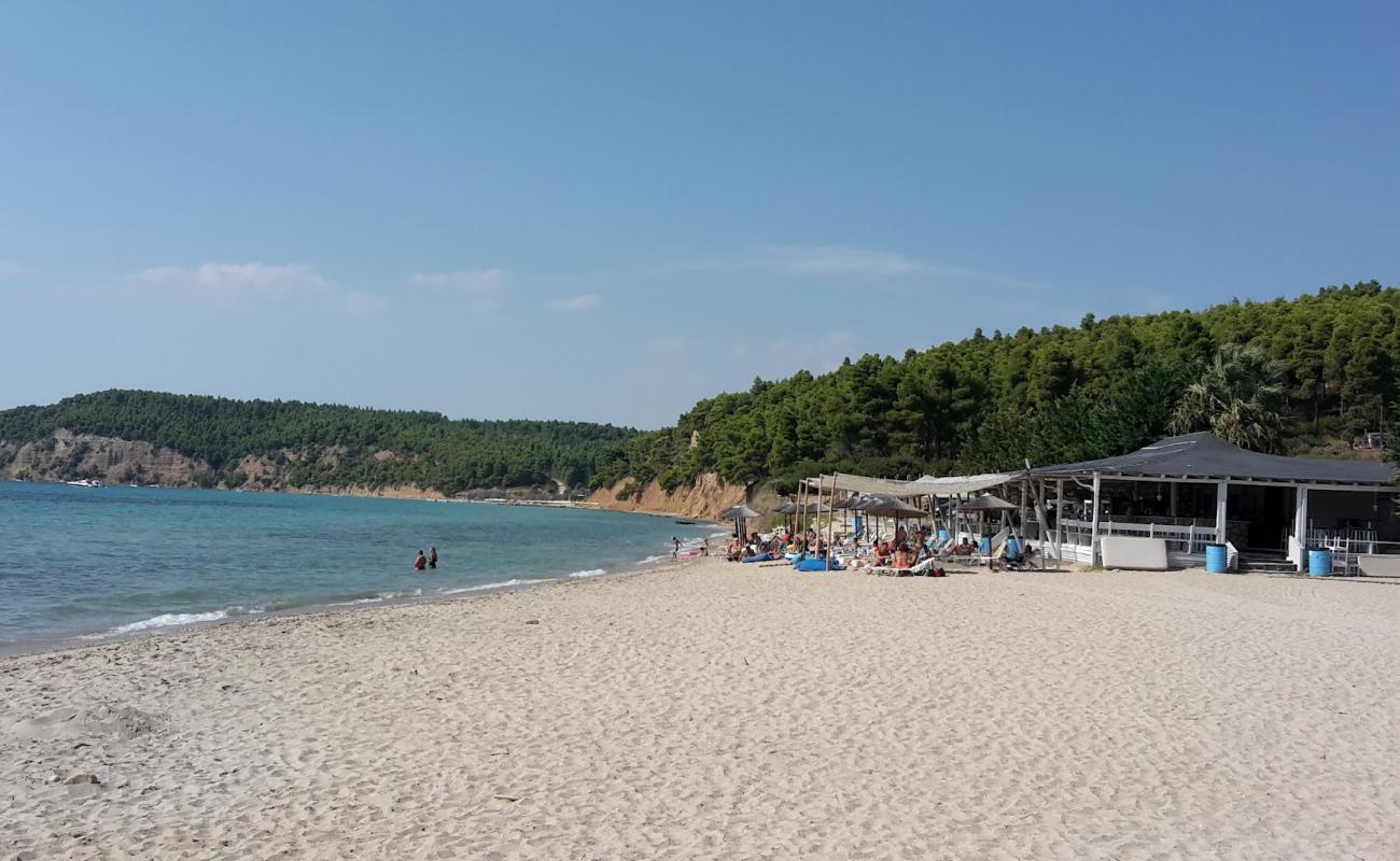 Photo de Chelona beach avec sable lumineux de surface