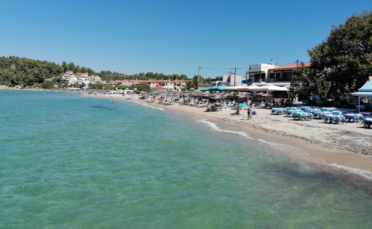 Photo de Siviri beach avec sable lumineux de surface