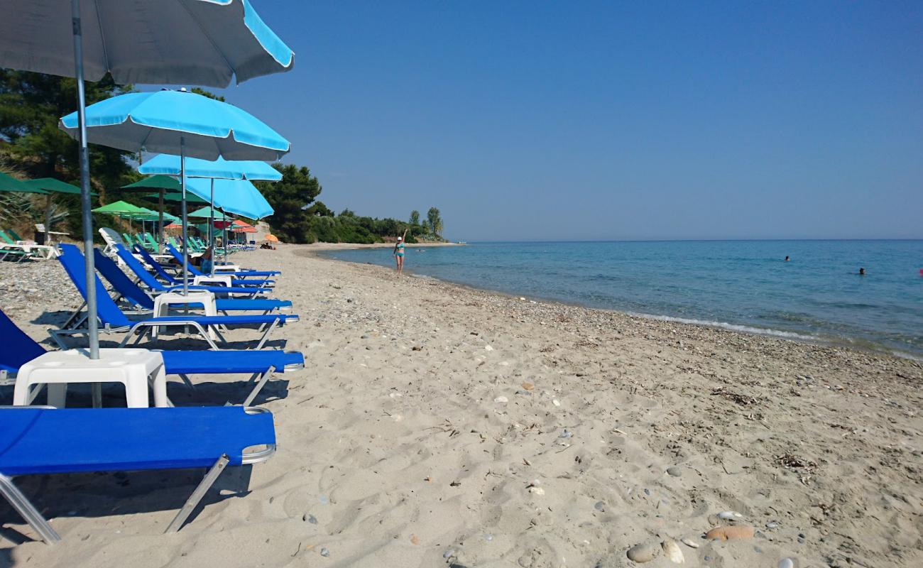 Photo de Kaloutsikos beach avec sable beige & galets de surface