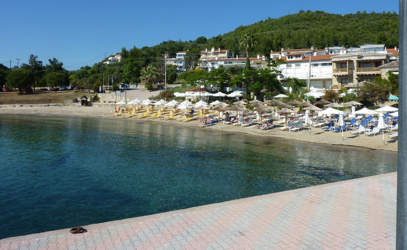 Photo de Agios Paraskevis beach avec sable noir avec caillou de surface