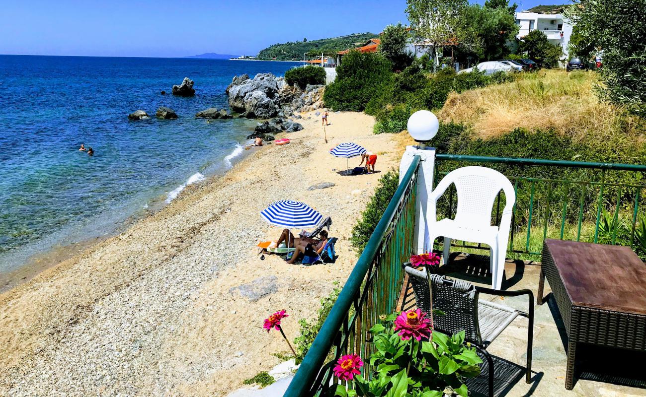 Photo de Agios Paraskevis beach II avec sable clair avec caillou de surface