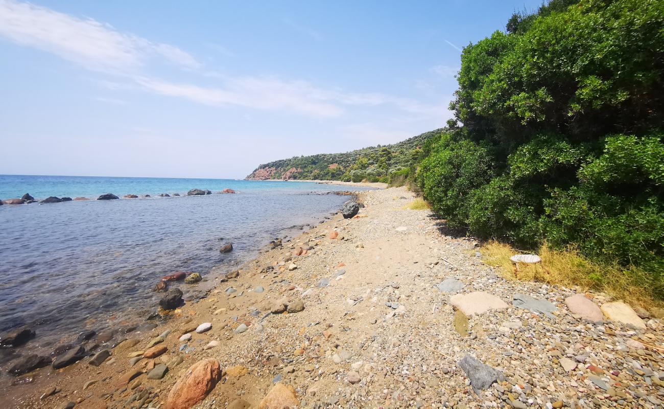 Photo de Sevas Bay avec sable noir avec caillou de surface