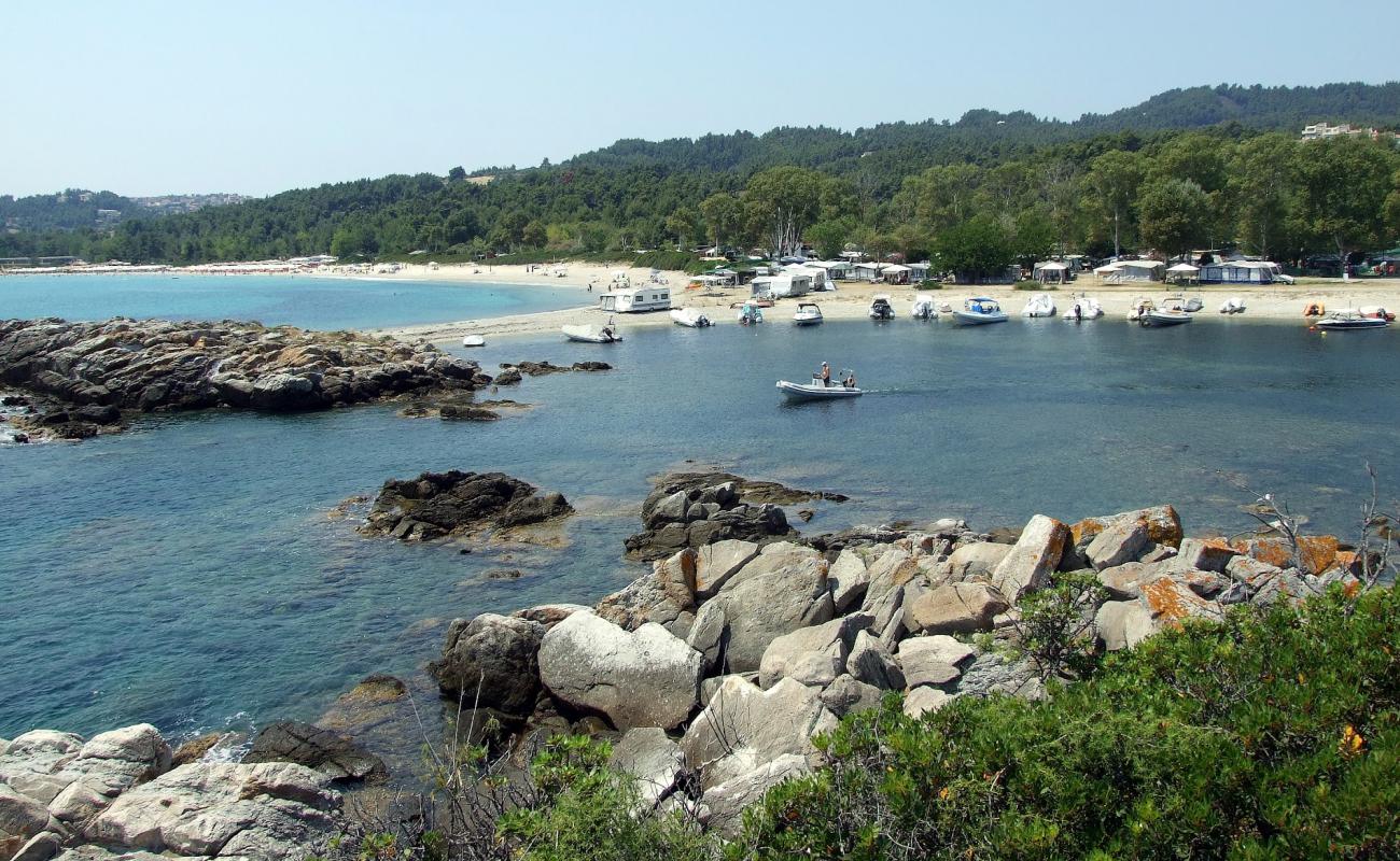 Photo de Alonaki beach avec sable lumineux de surface