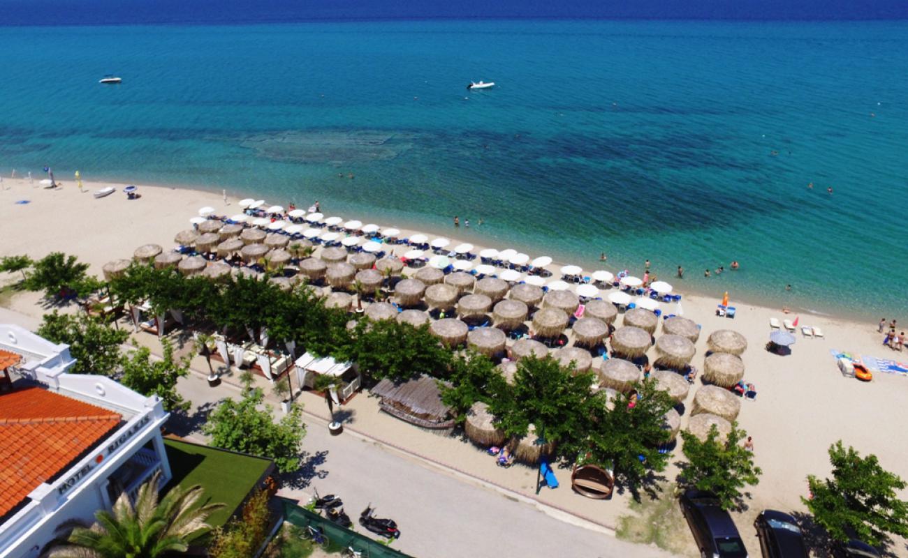 Photo de Pefkochori beach avec sable beige de surface