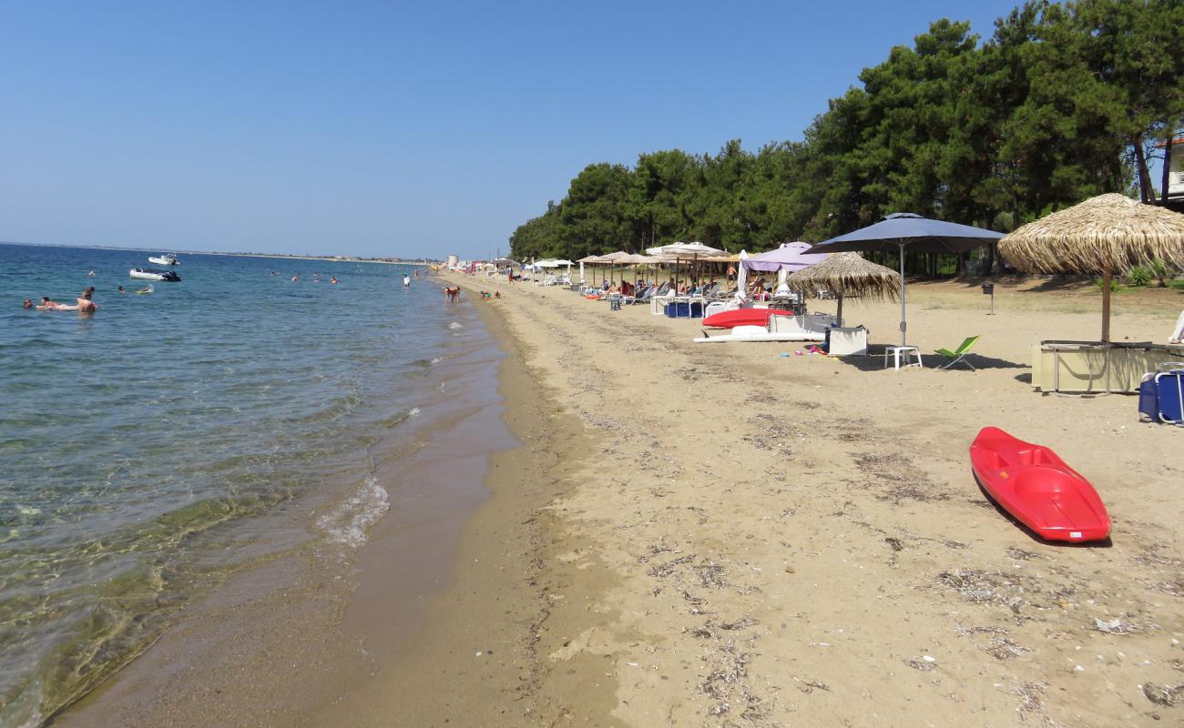 Photo de Kalives beach avec sable lumineux de surface