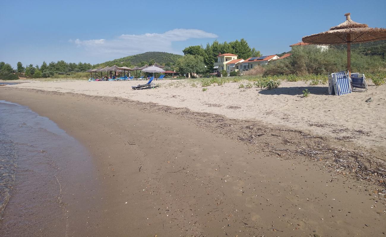 Photo de Monopetro beach avec sable lumineux de surface