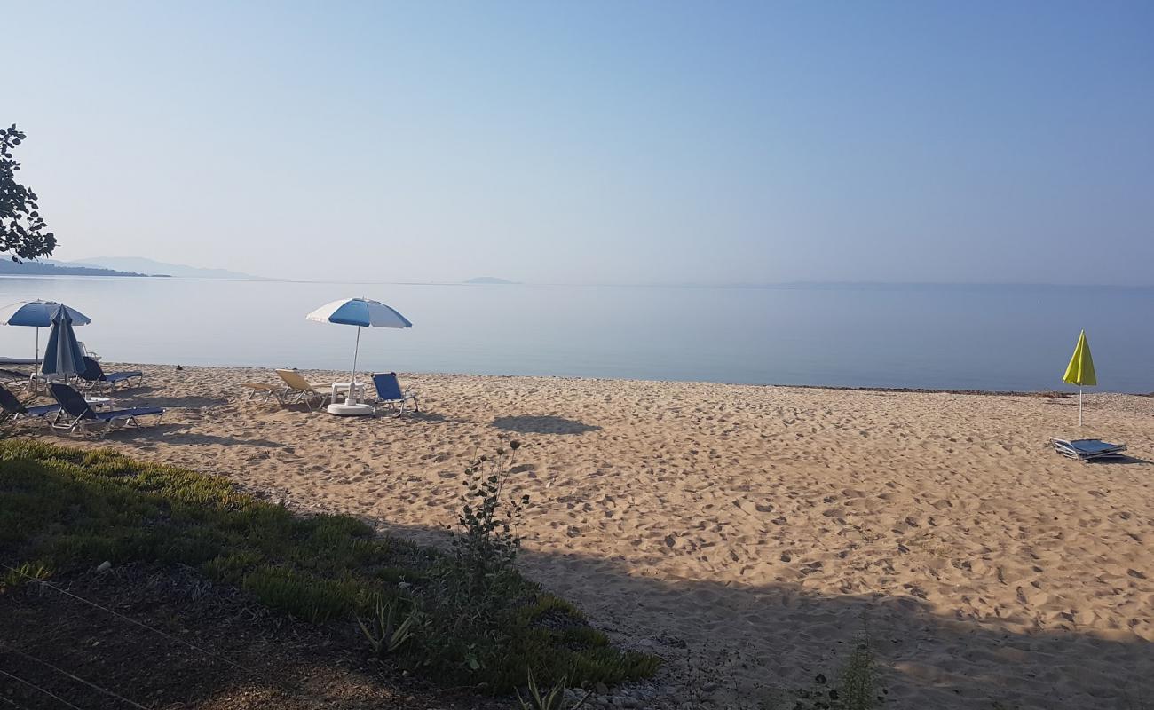 Photo de Kosma Pigadi II avec sable beige & galets de surface