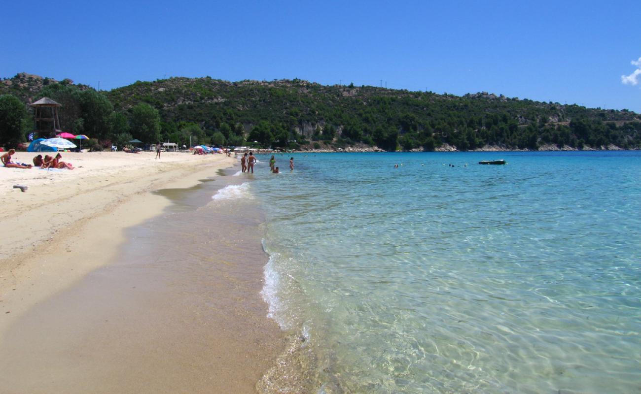 Photo de Plage d'Agios Ioannis avec sable fin et lumineux de surface