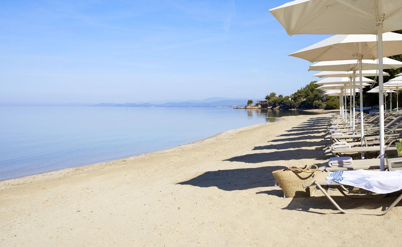 Photo de Elia beach avec sable lumineux de surface