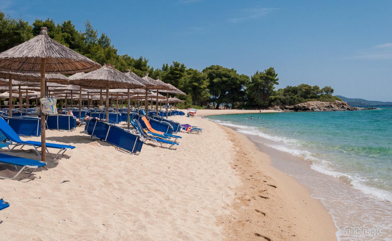 Photo de Plage de Lagomandra avec sable fin brun de surface