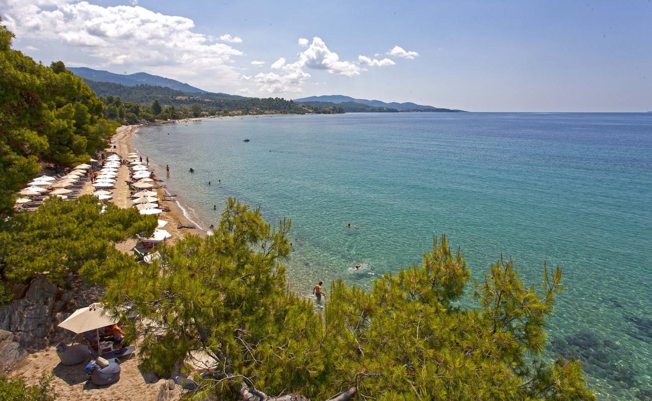 Photo de Nikitis beach avec sable fin et lumineux de surface