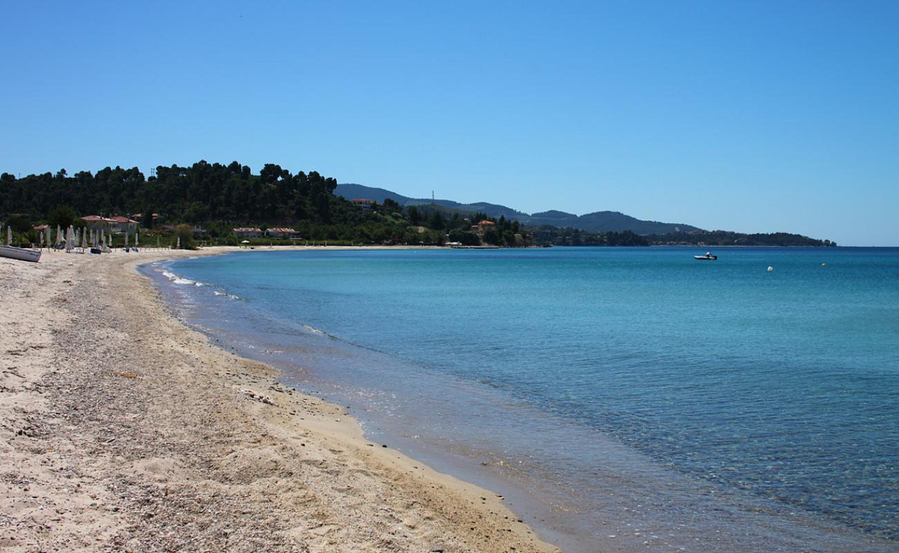 Photo de Tripotamos beach avec sable lumineux de surface