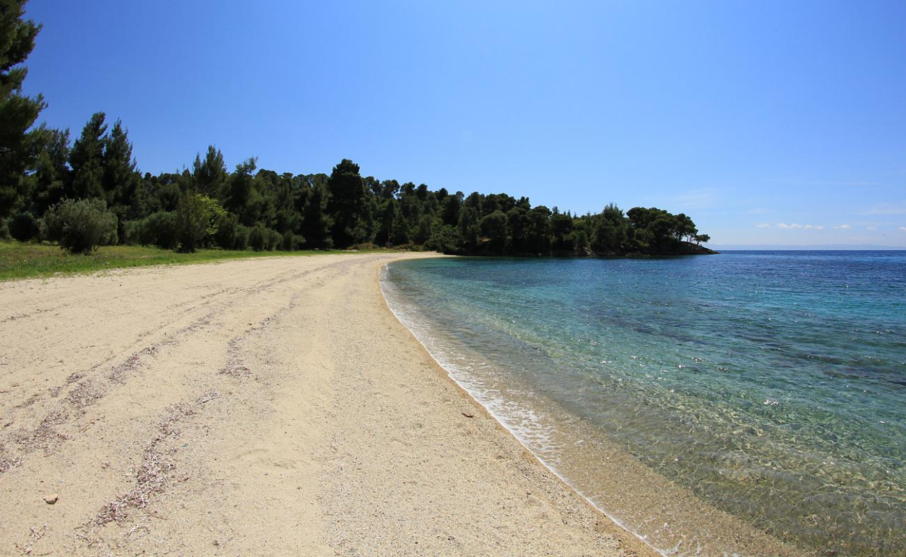 Photo de Kalyva Mare avec sable lumineux de surface