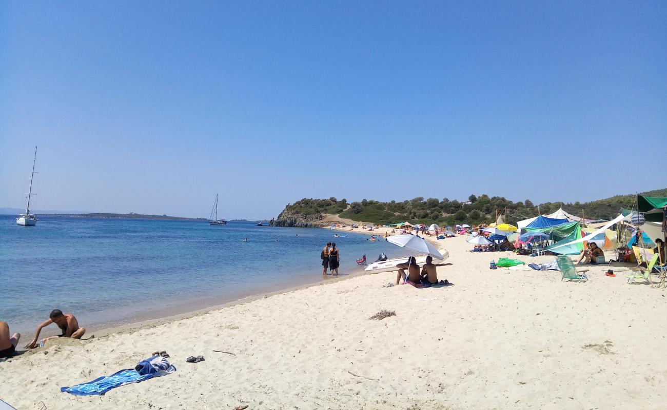 Photo de Azapiko beach V avec sable brun de surface
