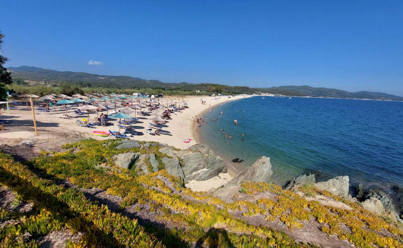 Photo de Tristinika beach avec sable beige fin de surface