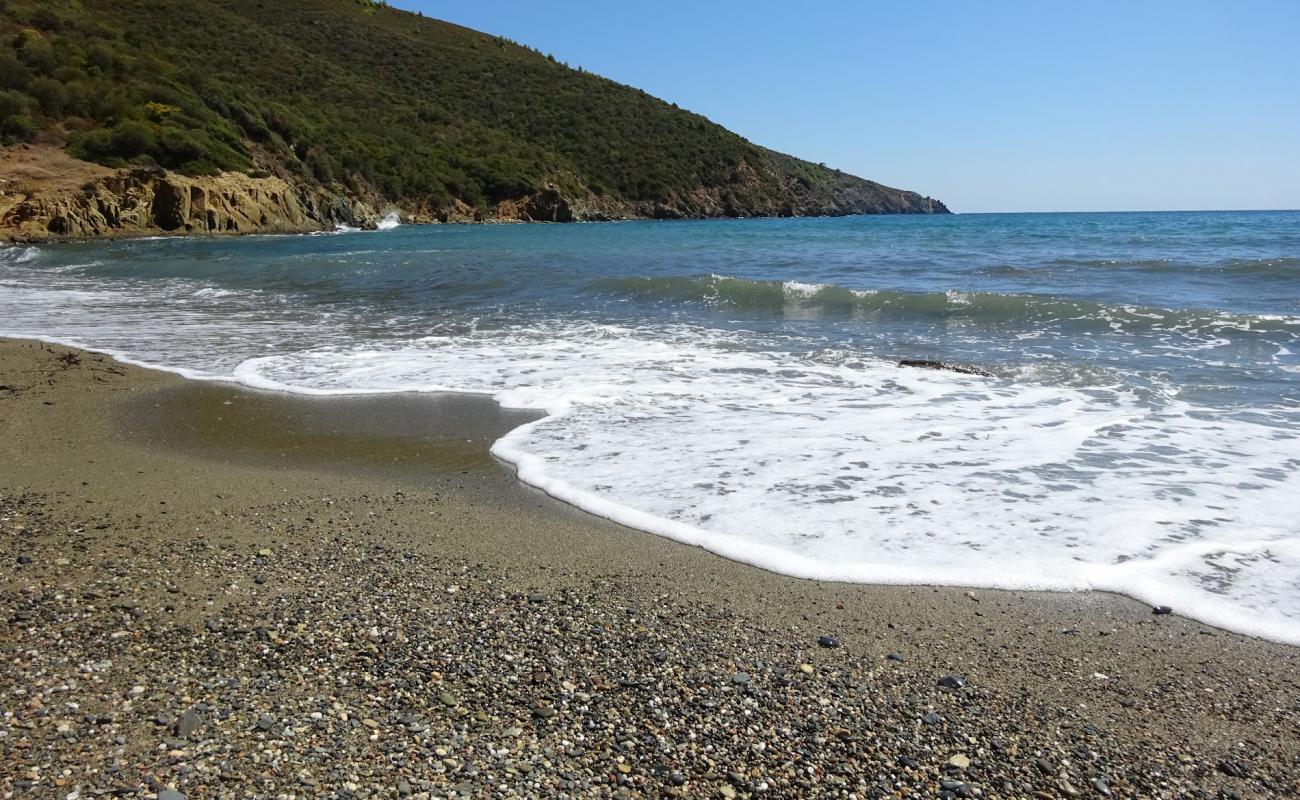 Photo de Paralia Ampelos avec sable noir avec caillou de surface