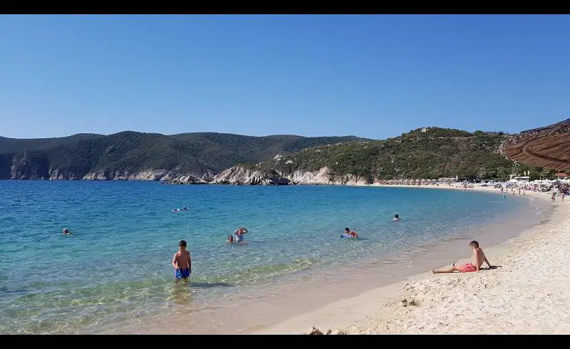 Photo de Kalamitsi Beach avec sable fin et lumineux de surface