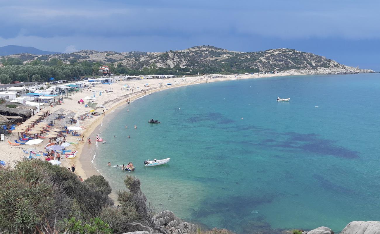 Photo de Kriaritsi Beach avec sable fin et lumineux de surface