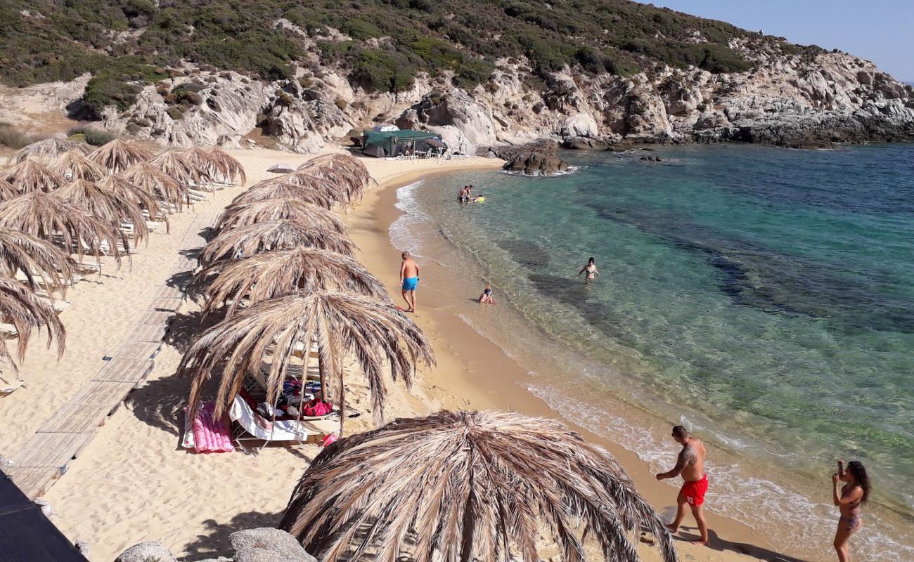 Photo de Tigania beach avec sable fin brun de surface