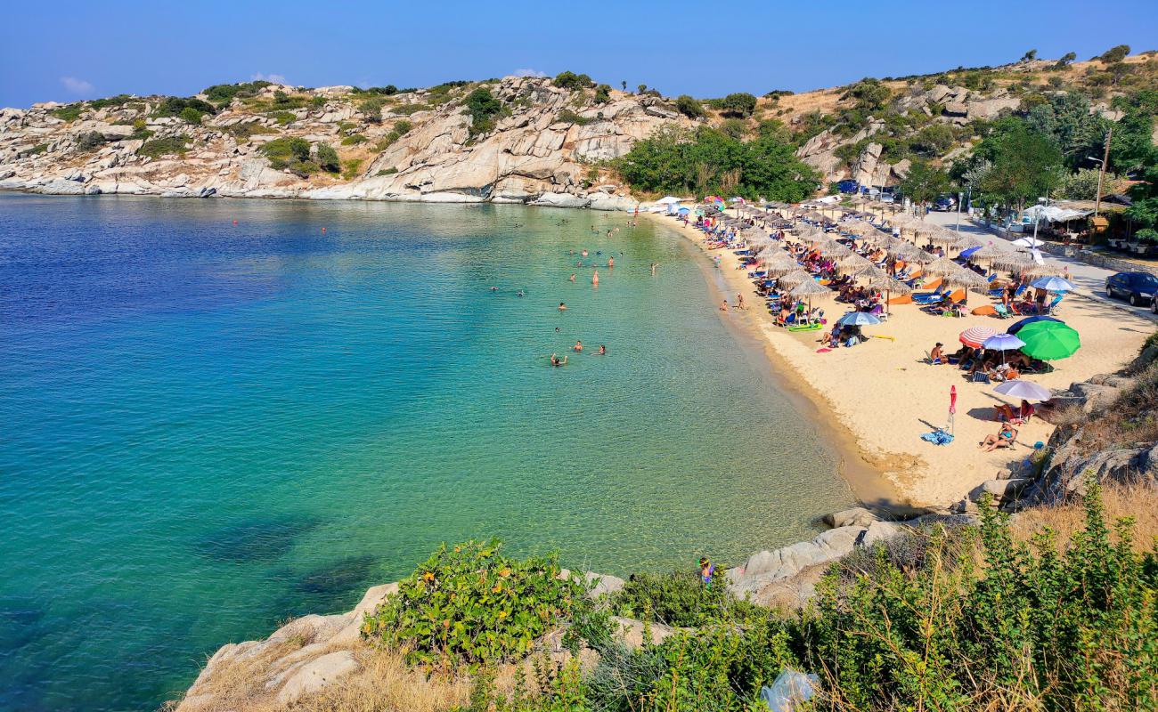 Photo de Tourkolimnionas beach avec sable fin et lumineux de surface