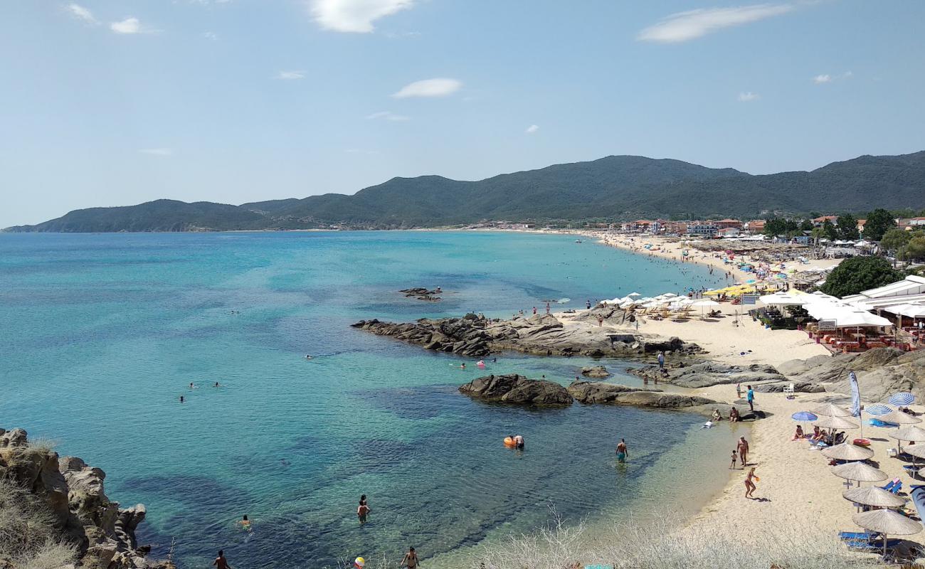 Photo de Plage de Sarti avec sable lumineux de surface