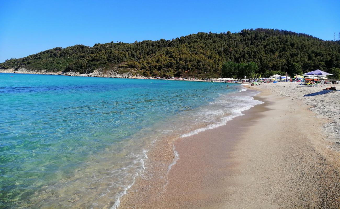 Photo de Platanitsi Beach avec sable lumineux de surface