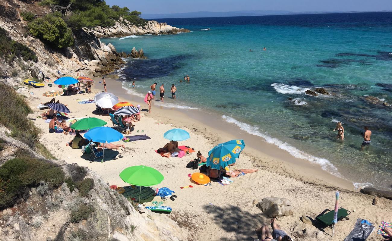 Photo de Mega Portokali Beach avec sable fin et lumineux de surface