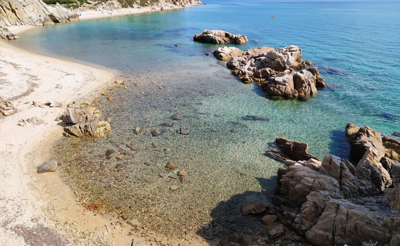 Photo de Fava beach avec sable lumineux de surface