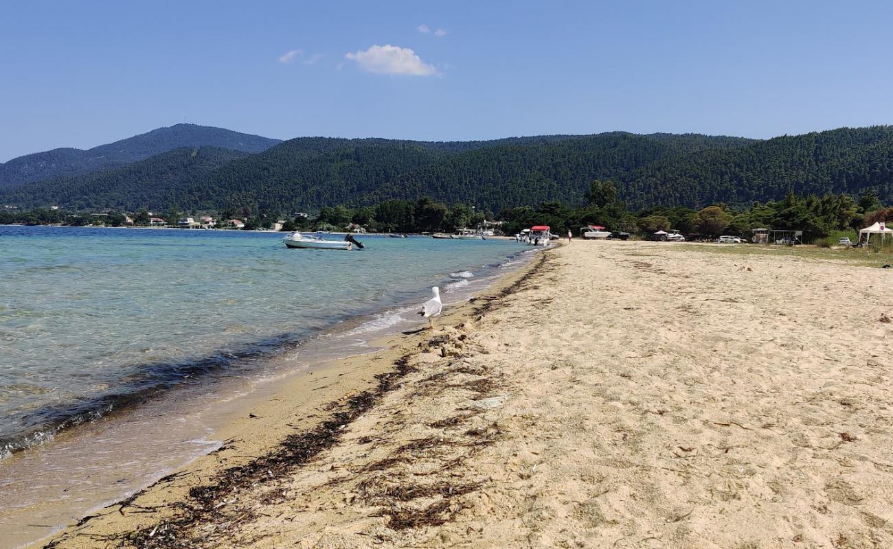 Photo de Vourvourou beach avec sable lumineux de surface