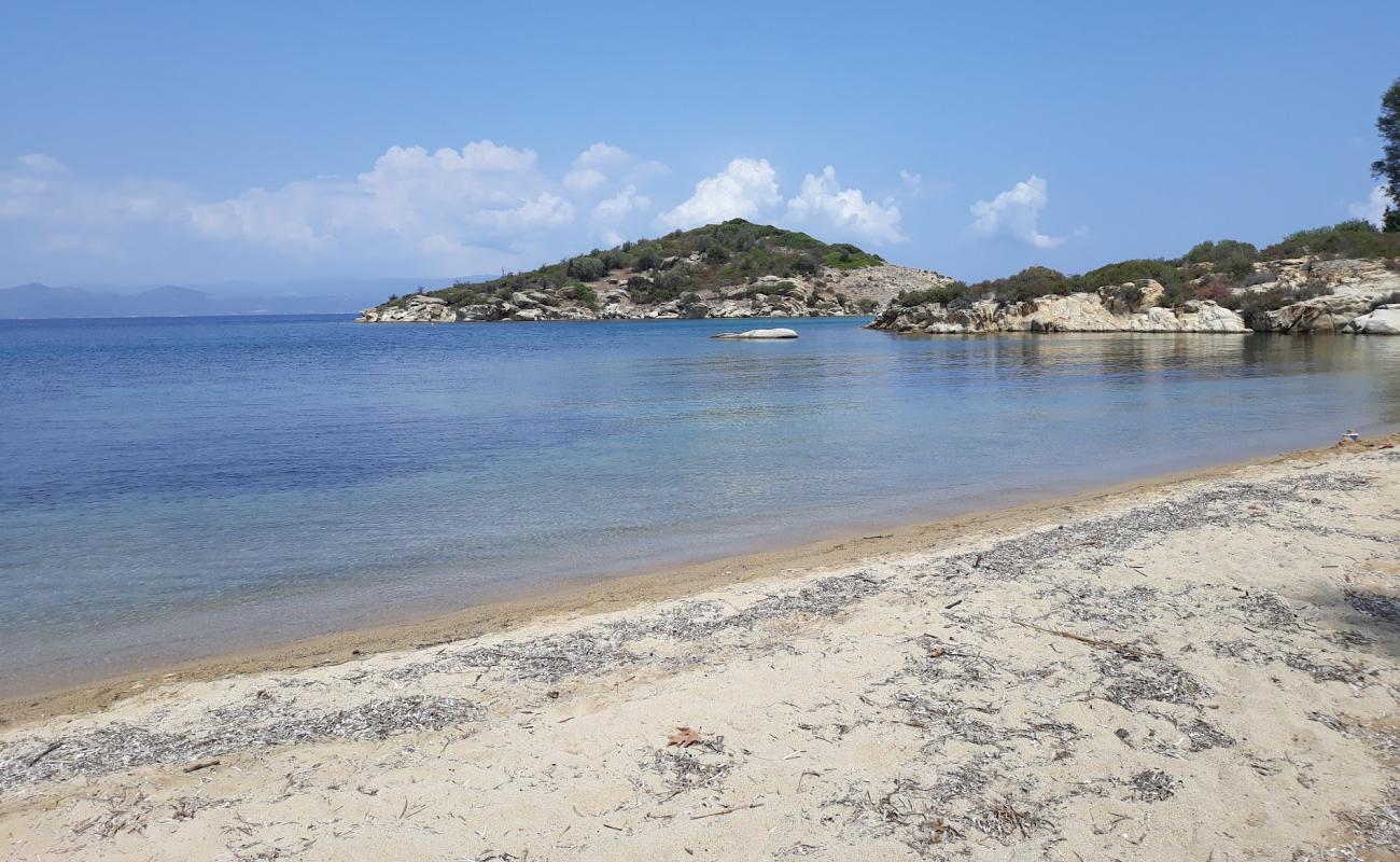 Photo de Latoura beach III avec sable lumineux de surface