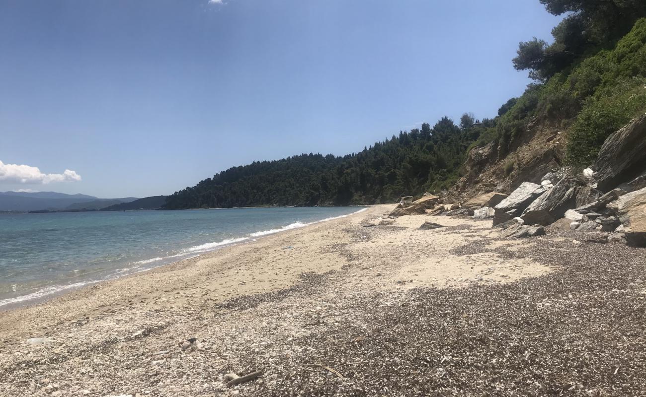 Photo de Salonikiou beach II avec sable clair avec caillou de surface