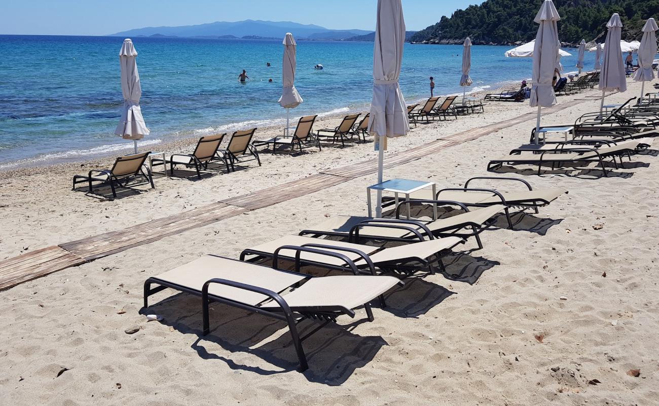 Photo de Salonikiou beach avec sable clair avec caillou de surface