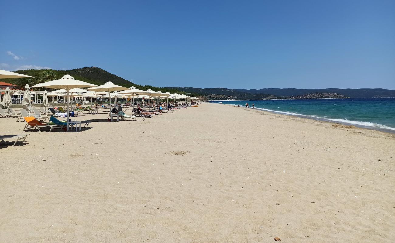 Photo de Salonikiou beach III avec sable lumineux de surface