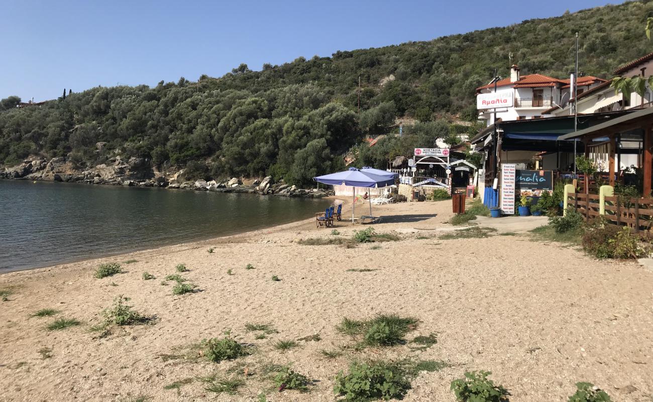 Photo de Paralia Kampos II avec sable noir & galets de surface