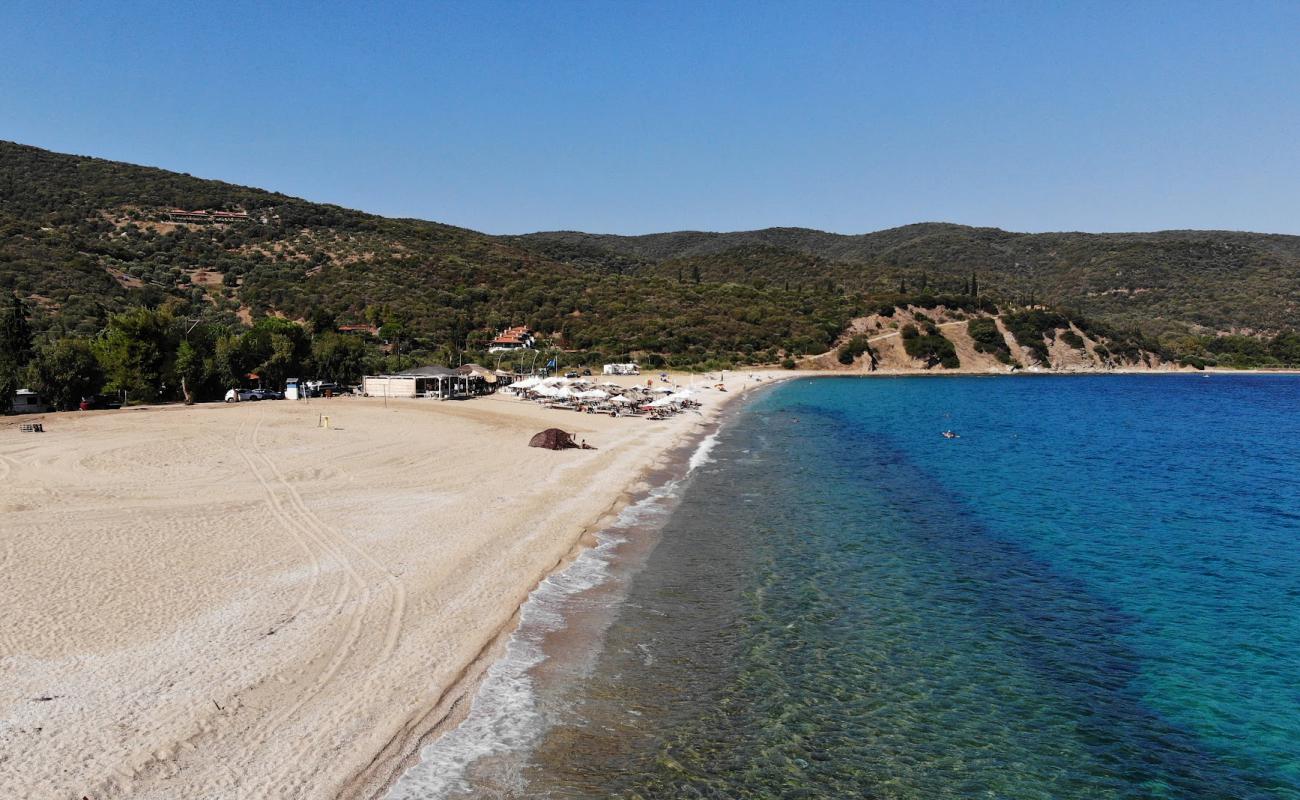 Photo de Paralia Kampos avec sable noir avec caillou de surface