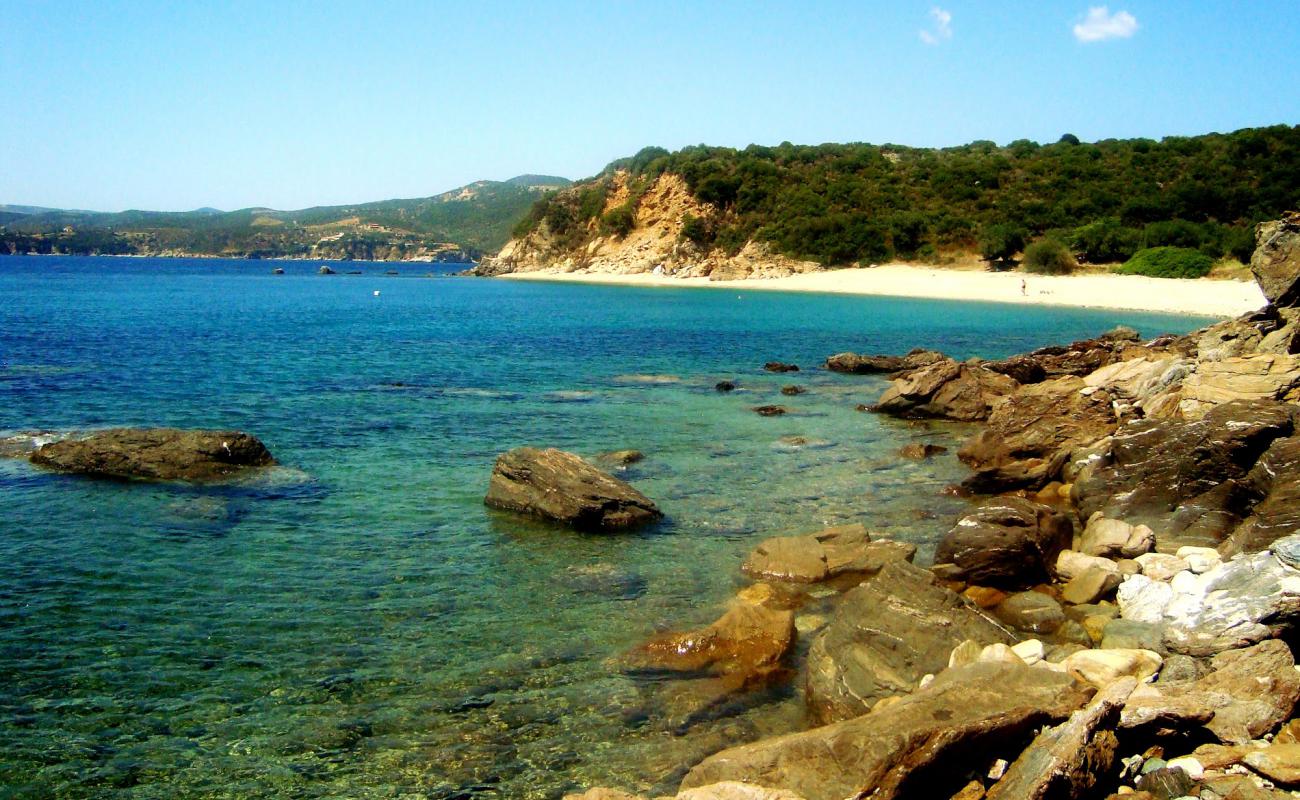 Photo de Paralia Pirgos II avec sable noir & galets de surface