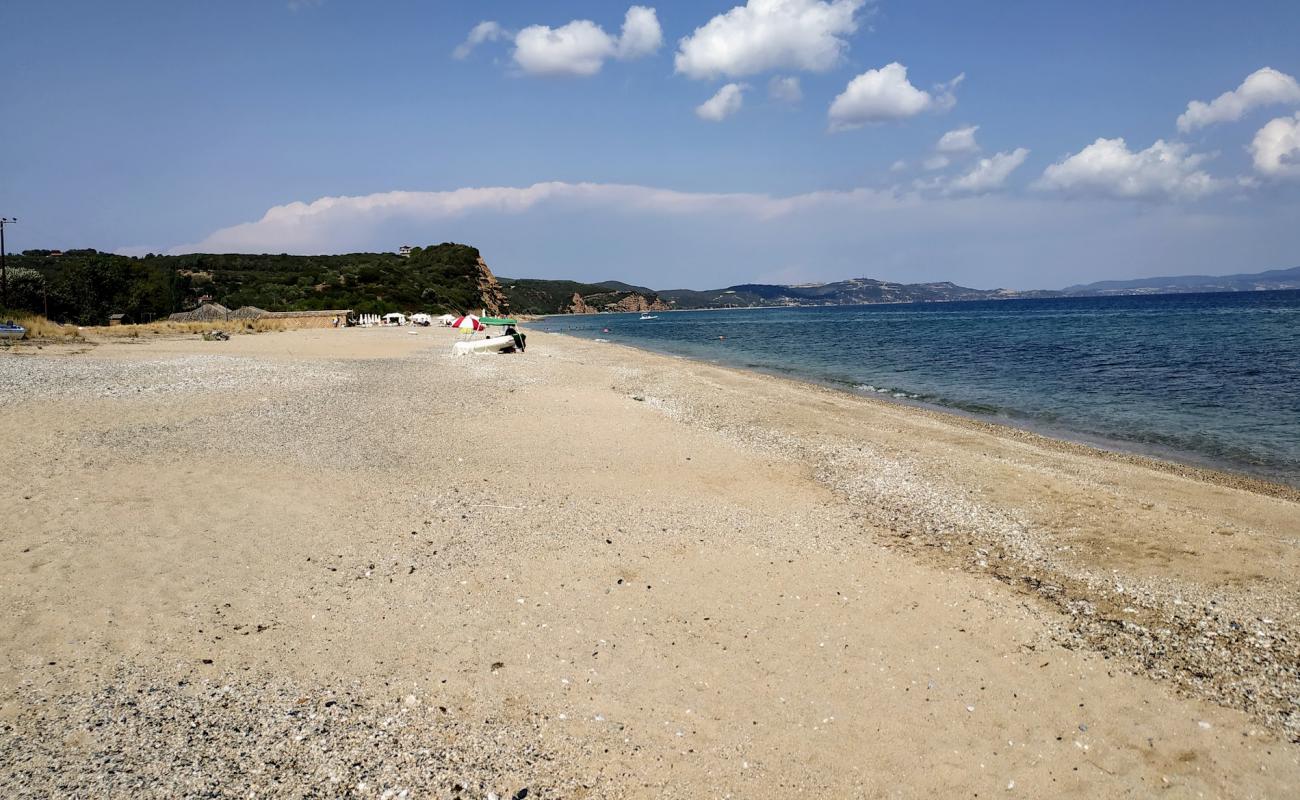 Photo de Paralia Pirgos avec sable beige & galets de surface