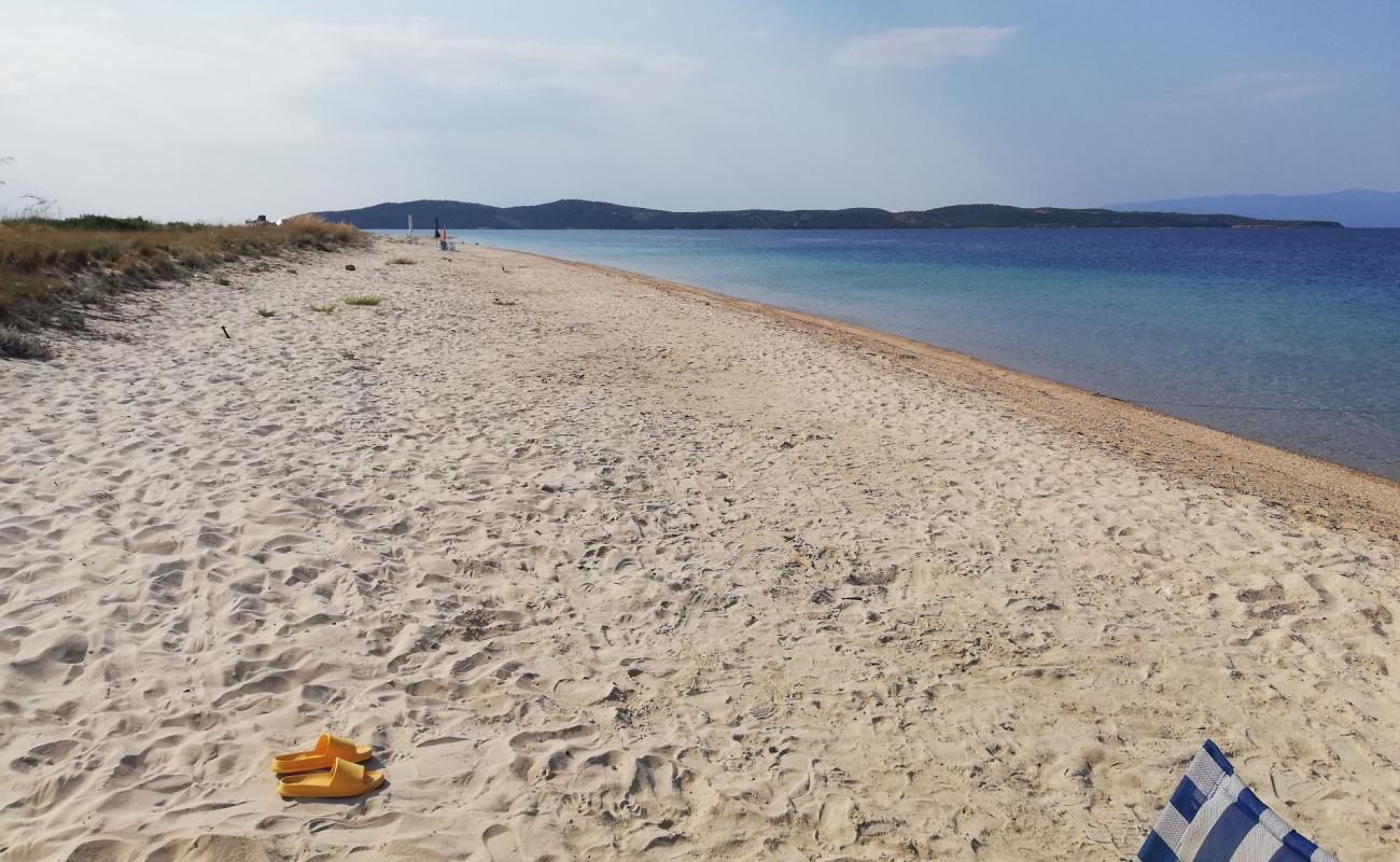Photo de Xiropotamos beach avec sable beige de surface