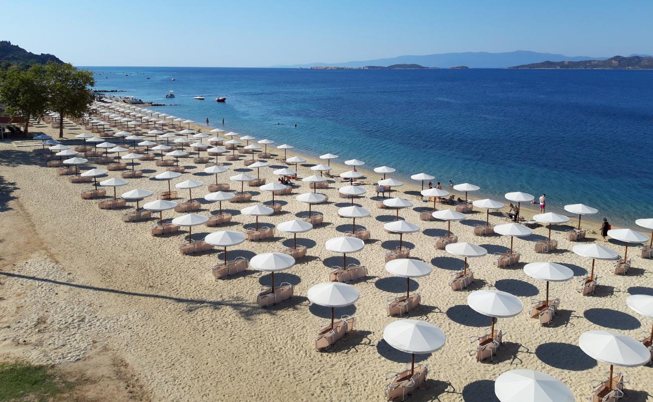 Photo de Paralia Akrathos avec sable lumineux de surface